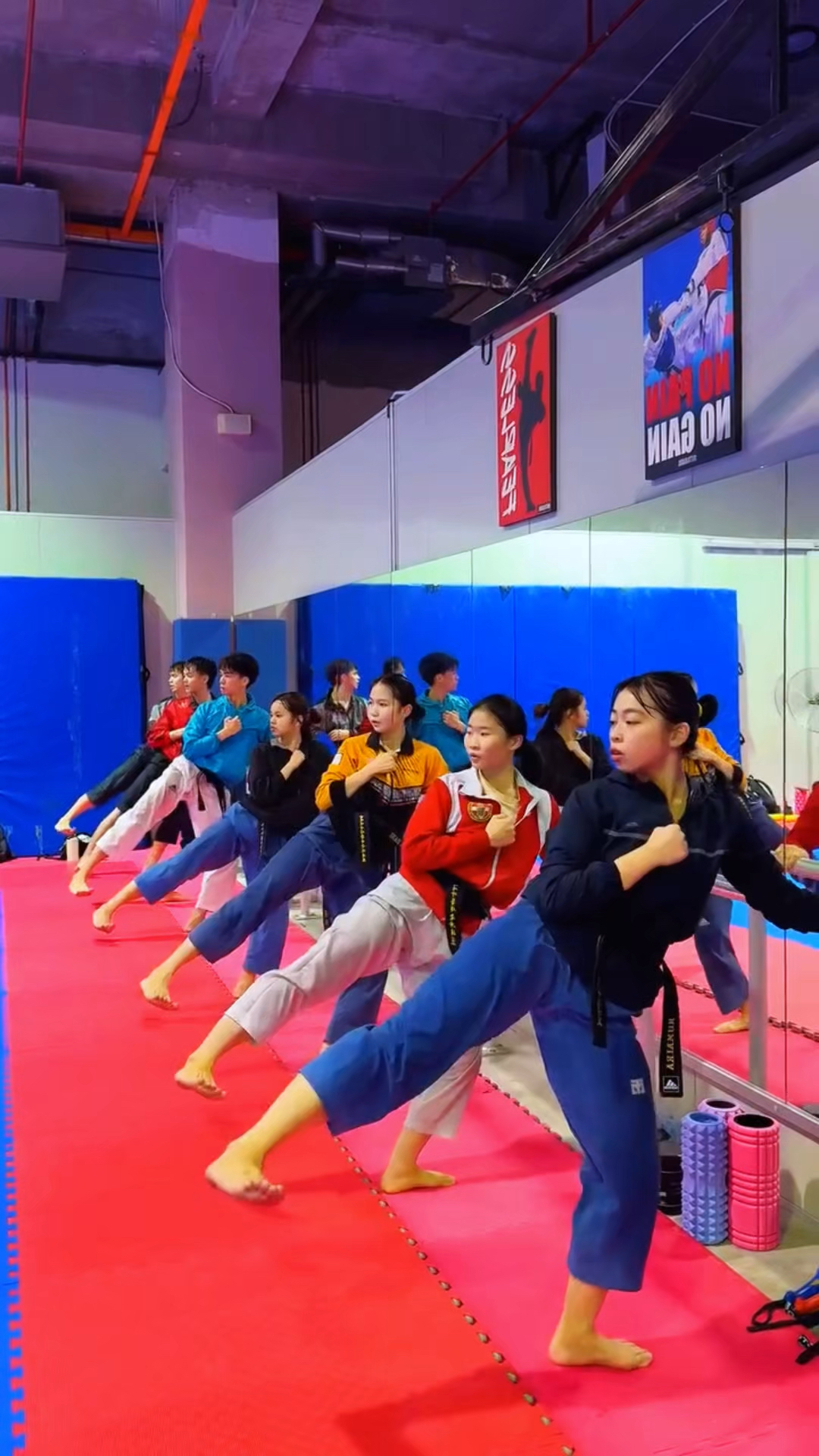 训练有素，球队在比赛中展现出色的精准配合的简单介绍