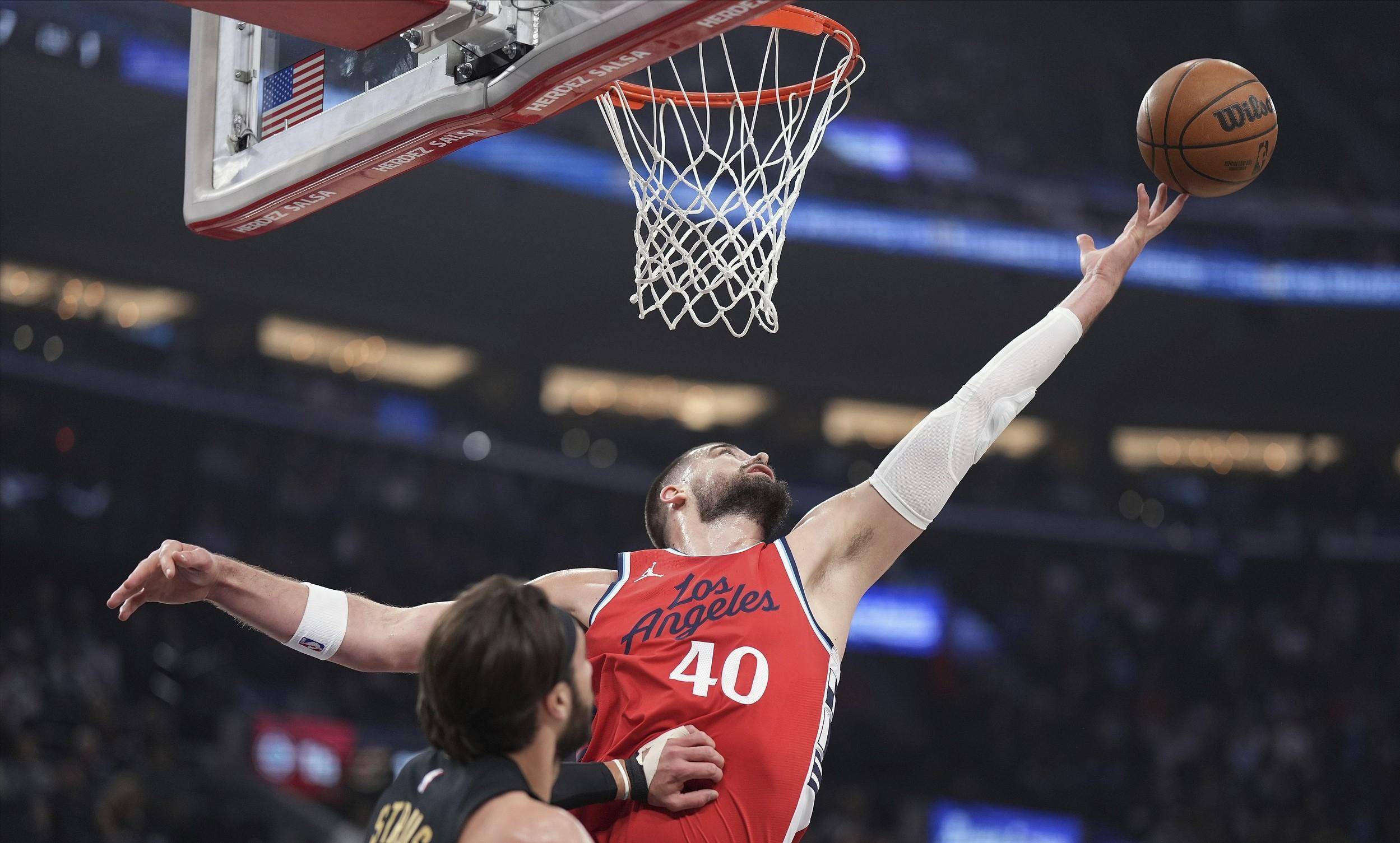 全明星球员在比赛中展现超强实力 全明星球员在比赛中展现超强实力