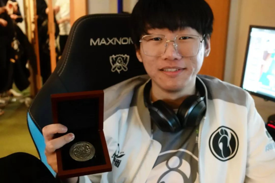 LPL传奇谢幕,球迷泪洒赛场 LPL传奇谢幕,球迷泪洒赛场