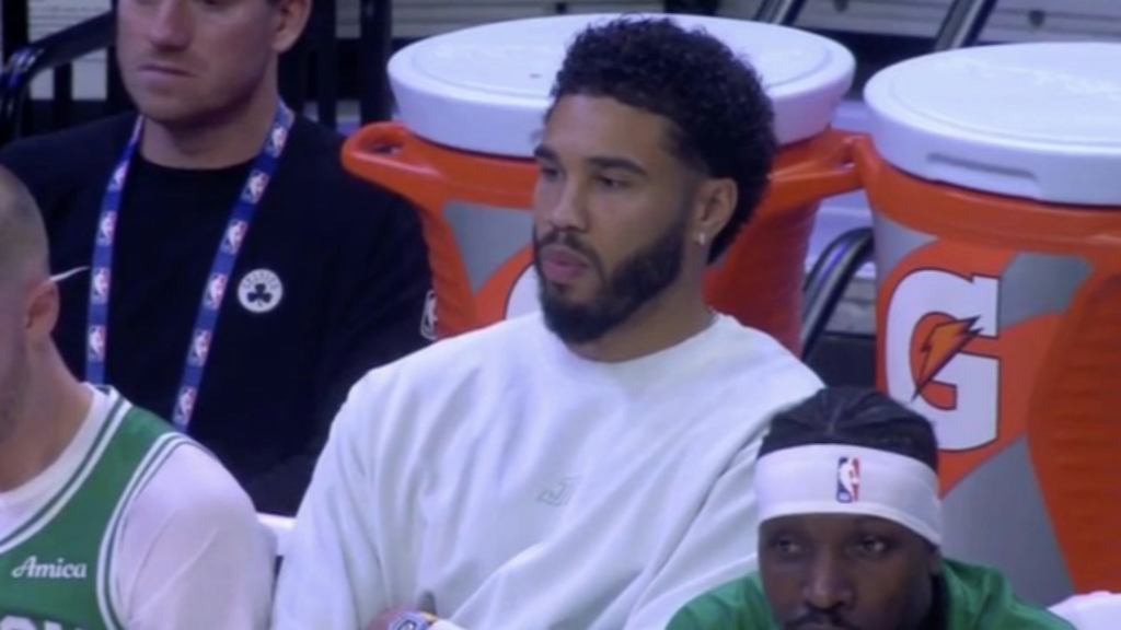 深圳队轻取广州队,塔图姆点燃赛场 深圳队轻取广州队,塔图姆点燃赛场