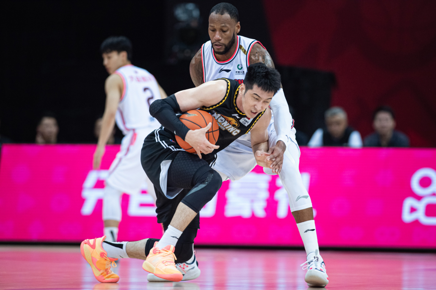 深圳队轻取广州队,塔图姆点燃赛场 深圳队轻取广州队,塔图姆点燃赛场