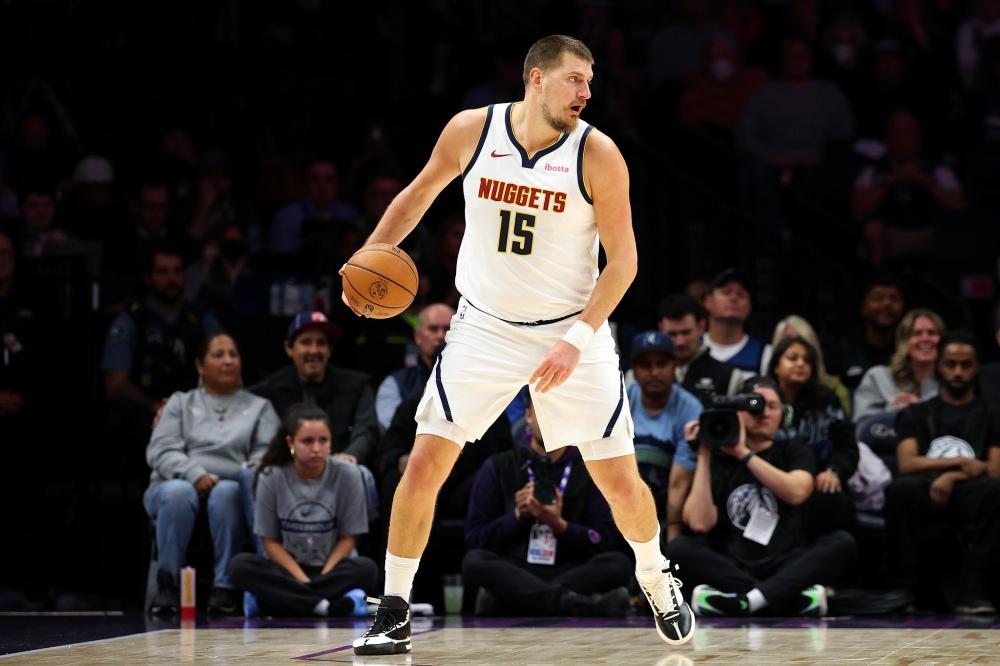 山东队力克步行者,约基奇带队取胜 山东队力克步行者,约基奇带队取胜